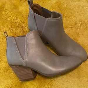 Dolce Vita Yelka Taupe Booties Size 6